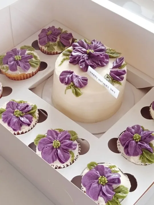 A combo box: a petit cake with matching cupcakes